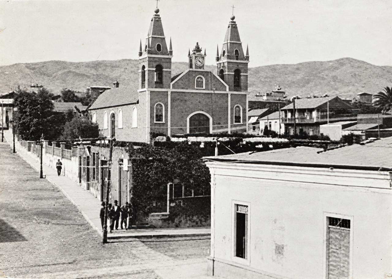 Fotografía histórica de la esquina Calle Arequipa con Tambo, Mollendo